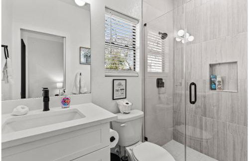 Brand New! Relax at 3br/2ba Apt. Near City Center - Foto 15