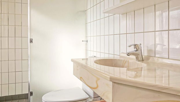 5 Person Holiday Home on a Holiday Park in Gudhjem - Foto 4, Casa de banho