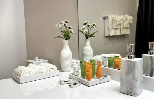 Bright Spacious Renovated Home Master on Main - Foto 41