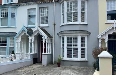 Tenby Victorian Villa with parking, pets allowed - Photo 14