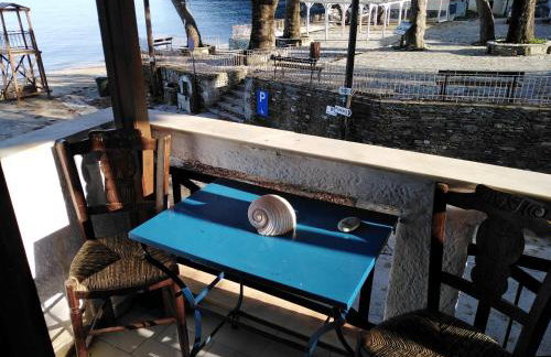 Kamari Beach guest house - Photo 16