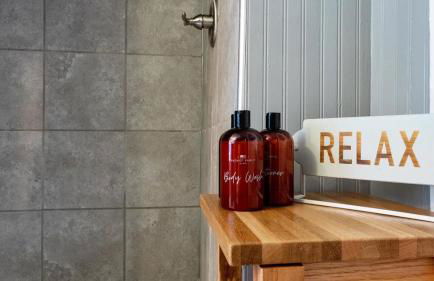 Blue & Gold Retreat sleeps 14 Minutes from ND - Photo 47