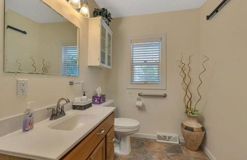 Lake Front Home with Pool and Stunning Views - Foto 32