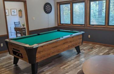 Walk to K-State, Sleeps 12, Pool Table, Hot Tub - Foto 1