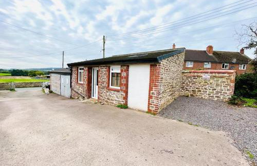 The Netherend Inn - Pet Friendly Haven - Photo 3