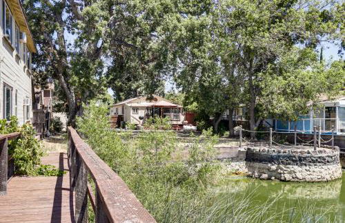 Watefront Getaway with Mtn Views and Dock in Clearlake - Foto 22