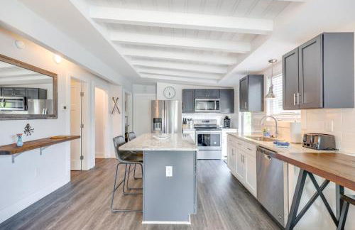 Modern Oak Island Escape 1 Mile to Long Beach! - Foto 6