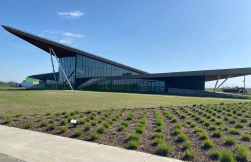 Old Fort Loft King & Queen suites nearest accomodation to Marshals Museum power your EV for free! - Foto 7