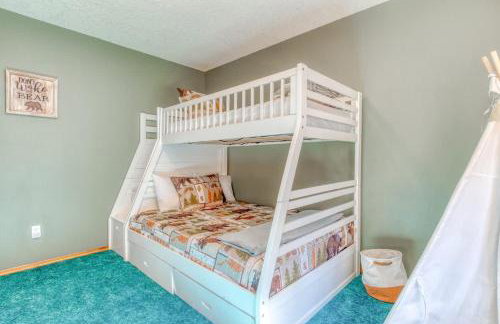 Iron Mountain - Spacious Secluded Lodge with Hot Tub & Game Room - Photo 52