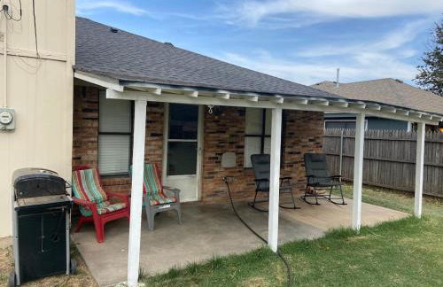 Cozy 3 Bedroom Home in Quiet Neighborhood - Photo 12