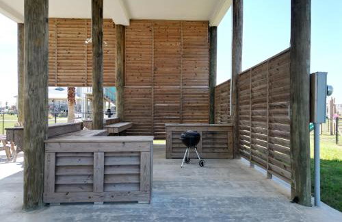 3BR Beach Retreat - Tiki Bar, Ocean Deck, Pet-Friendly & Sleeps 10 - Foto 30