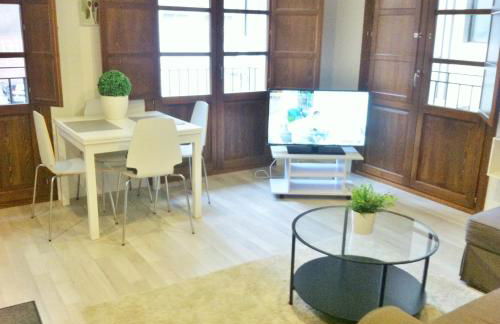 Superb Central Market Apt - Photo 4