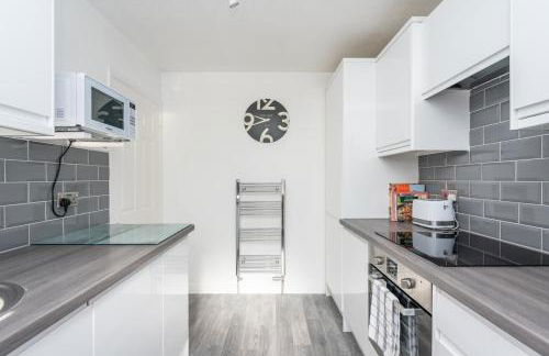 14 Acomb Wood Drive Peaceful 2-Bed Home in York with Free Parking - Pass the Keys - Photo 13