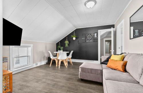 Roomy Central Hub, Games, Fire Pit & Downtown Fun - Foto 17