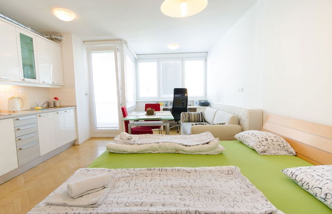 City centre studio with a balcony - Photo 6