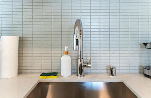 Luxury 2 Bedroom Residence With Fitness and Outdoor Pool - Photo 11