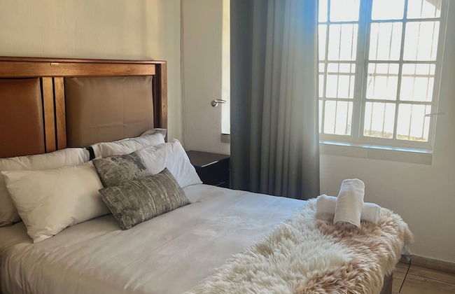 Serene Thatched Roof Retreat in Faerie Glen, Pretoria - Foto 4