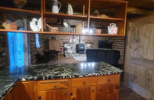 Charming Country Cabin- Cozy, Scenic View, HOT TUB, near CMAC - Foto 12