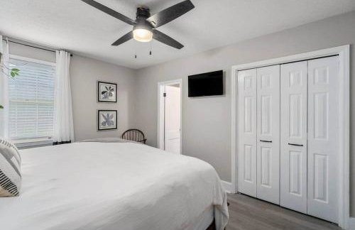 Quaint house, king bed 2min from down town - Photo 47