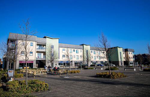 Stylish 3 Bedroom House - Excellent Location - Free Parking, Garden, Fast Wifi, Work Space and Self-Check-In by Yoko Property - Foto 16