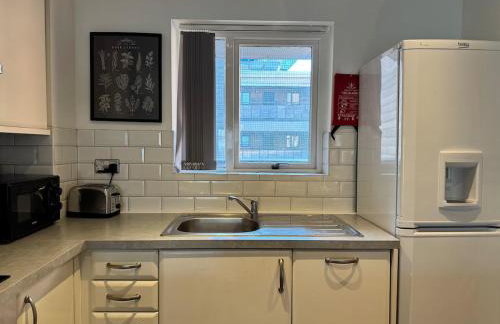 Balcony Free Parking Huge TV City Centre Apt - Foto 16