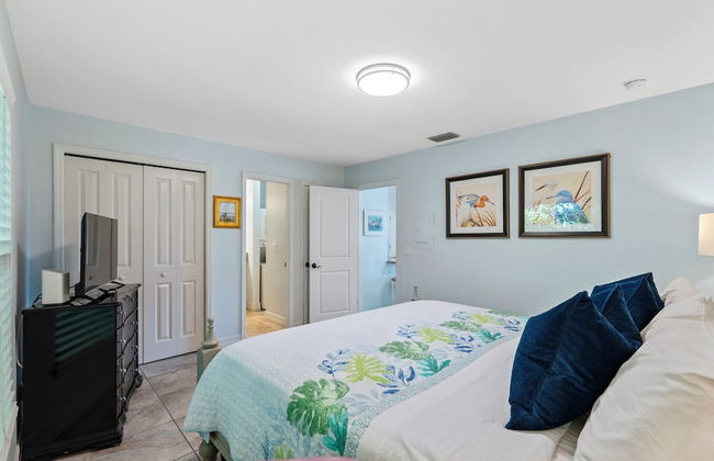 Le Monaco - Romantic 1 BR Condo Steps from 5th Ave S. Chic Coastal Retreat with King Bed and Beach Access. Perfect Location for Couples Near Dining, Shopping, and Naples Beach - Photo 3