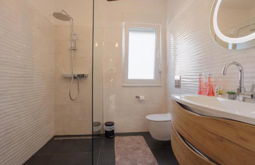 Sunluxvilla 4BR Heated Pool Jacuzzi Sauna - self check in - Photo 32
