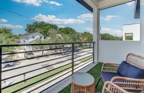 Chic & Spacious 4 Bedroom 3 Full Bathrooms Retreat in West Tampa and Pvt Backyard - Foto 9