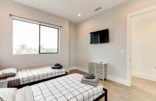 Luxury Modern 4 bedroom 3 Bath Home With Rooftop Deck #3 - Foto 7
