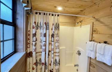 Private and Perfect! - hot tub, king bed, fireplace - dog and motorcycle friendly Studio Cabin by RedAwning - Foto 34