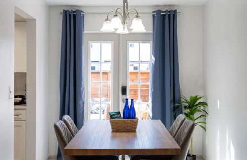 Pool - Free Parking - 2BD 1 Block from the Water - Foto 5