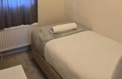 Cosy House- Sleeps 7 Centrally Located Free Parking, Fast WIFI Smart Tv with Sky and Netflix Business Travellers Relocators Leisure Welcome - Foto 6