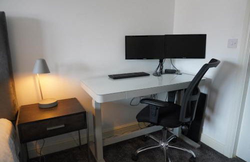 Rare find - new build 3 bedroom house near Cheshire Oaks - Photo 9