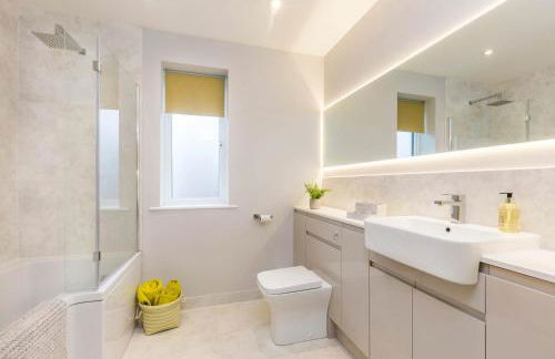 Stylish new Home With Parking - King Beds Garden - Foto 64