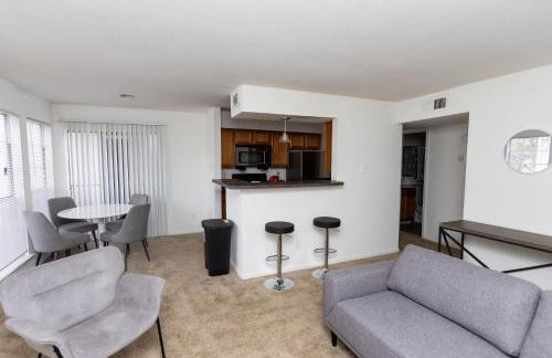 Wyndham 219 Modern 2br suite, Parking - Photo 7