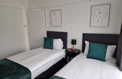 Stylish 4BR House, Sleeps 7, High-Speed Wi-Fi, Long Stay Friendly - Foto 46