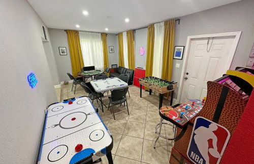 Escape GameRoom, BAR, BBQ, Spacious,KING Bed, All Luxury mattresses, Near Beach, 6 blocks away from Bars, Nite Clubs, Res, Shops - Photo 74