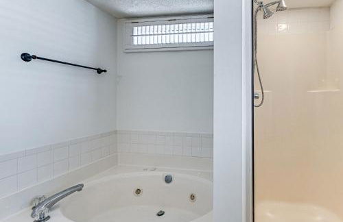 Hot Tub and Gazebo Group Getaway Near Dtwn Conway! - Photo 16