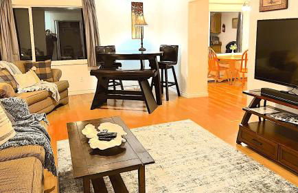 Airport Aurora Bora Bungalow - near airport and shopping - Photo 7