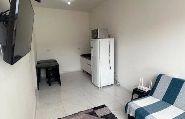 Casa com 2 Quartos, ar condicionado, cozinha e lavanderia completa, até 2 carros - Foto 1