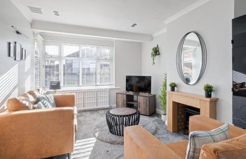 Stylishly decorated 3 bed house presented by Our Home Short Stays comfortable beds with crisp linen and plenty of outdoor space to enjoy - Foto 4