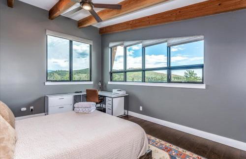 Hot Tub and Scenic Views at The Bailey Lodge - Foto 30