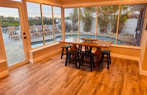 Gorgeous vacation home on the water with heated pool and sand! - Foto 5