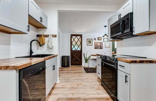 Charming 2 bedroom house 1 mile from U of O - Photo 7