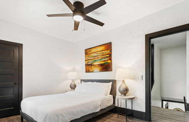 6BR Retreat Comfort Convenience Kitchen 16 - Photo 14