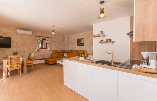 The Grandfather's courtyard villa with heated pool - Foto 7