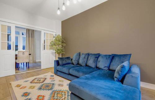 Upscale 3 Bedroom 3 Bathroom Detached House - Central Location - Free Driveway Parking, 75'' Smart TV, Fast WiFi and Snug Room by Yoko Property - Foto 8