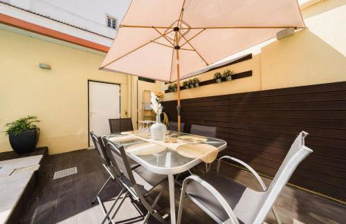 Chiado Gem Private Pool & Patio Retreat - Photo 47