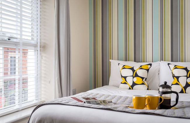 Elliot Oliver - 2 Bedroom Town Centre Apartment - Photo 2