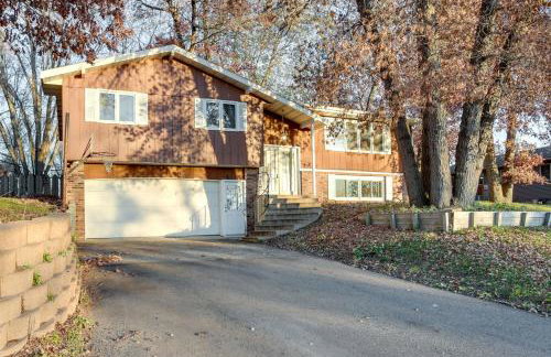 7 Mi to Munsinger Gardens Sartell Home with Deck - Foto 3